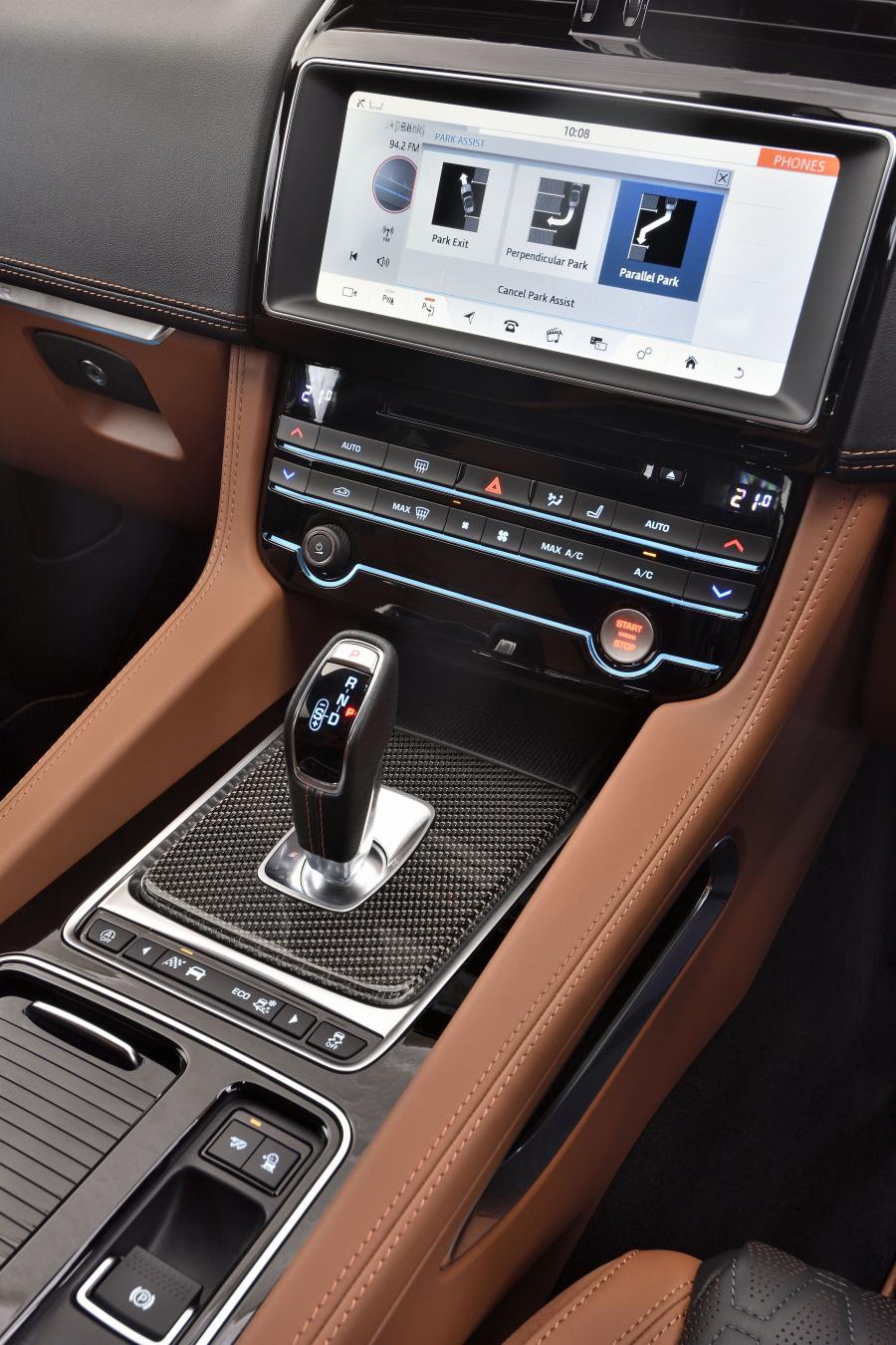 Детали интерьера Jaguar F-Pace SVR 2019 года  (ZA) (фото 23 из 30)